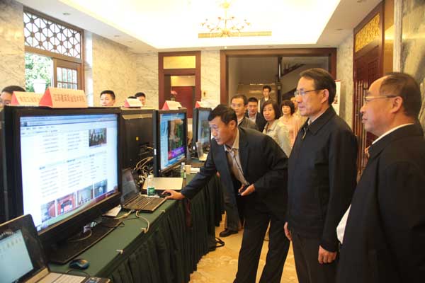 袁德明主任在我校展台前向教育厅沈健厅长、杨湘宁副厅长汇报信息化建设成果